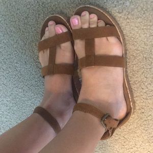 Straps small platform sandals